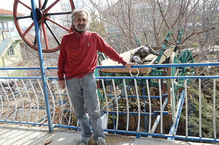 Eskişehir'de yaşayan Necati Özdemir isimli vatandaş, hurda malzemeler ile ev ve atölye olarak kullandığı mekanı ilginç bir şekilde süsledi. 