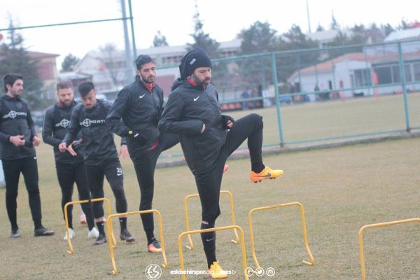 Eskişehirspor'un başarılı oyuncusu İbrahim Sissoko yeni saç sitili ile antrenmanda ilgi odağı oldu.