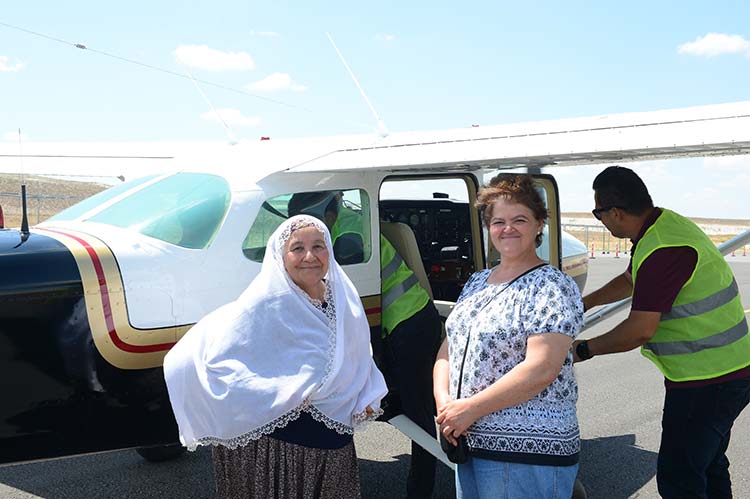 Eskişehir'in Sivrihisar ilçesindeki Uluslararası Sportif Havacılık Merkezinin yürüttüğü, ''Uçmayan Köy Kalmasın" projesiyle daha önce uçağa binmemiş vatandaşlar, ilk kez uçmanın heyecanını yaşadı.