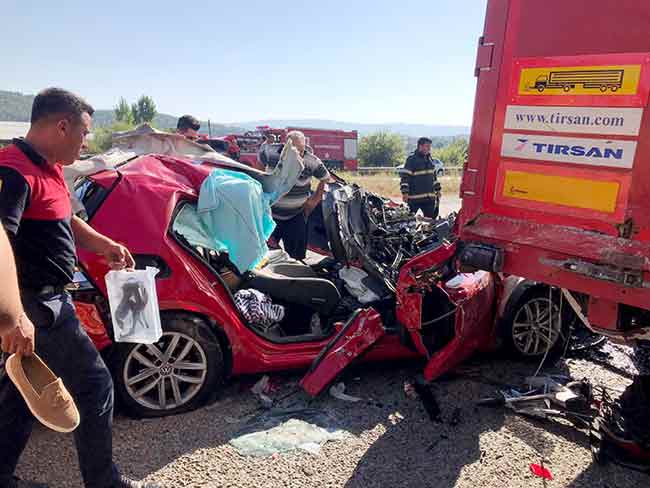 Milas-Söke karayolu Dibekdere Mahallesi yol kavşağında 34 BOS 778 plakalı otomobil 35 ADV 328 plakalı kamyonunun dorsesinin altına girdi. Araçta bulunan iki kişi araç içinde sıkıştı. 