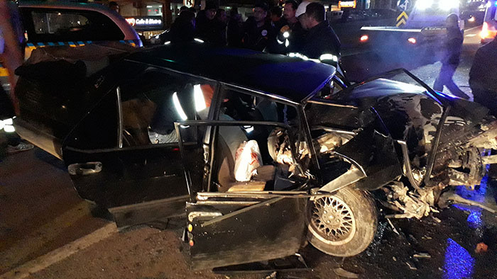 Bilecik'te kırmızı ışıkta bekleyen otomobile başka bir aracın çarpması sonucu meydana gelen trafik kazasında 3 kişi yaralandı.