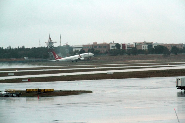 İstanbul’da beklenen yağmur kentin batı ilçelerinde etkili oldu.