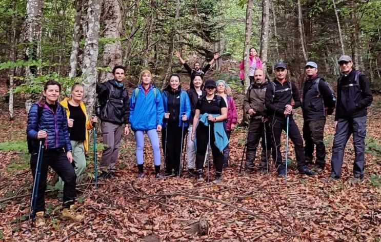 Engin Atalan ve arkadaşlarından oluşan 15 kişilik ekip İnegöl ilçesindeki sık ormanlık alanda 15 kilometrelik yürüyüş esnasında sonbahar fotoğrafları da çekmeyi ihmal etmedi. 