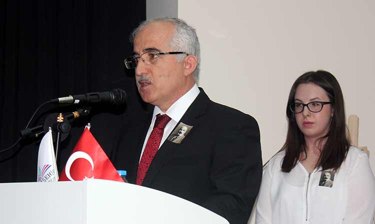 Eskişehir Hacı Süleyman Çakır Kız Anadolu Lisesi'nde İstiklal Marşı'nın Kabulü ve Mehmet Akif'i Anma Günü programı düzenlendi.