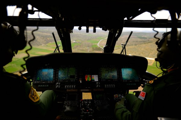 İl Jandarma Komutanlığı ekipleri, sorumluluk alanındaki Eskişehir-Ankara ve Eskişehir-Kütahya kara yollarında Jandarma Genel Komutanlığı koordinesinde Sikorsky helikopteriyle denetim gerçekleştirdi.
