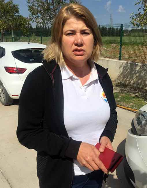 Olay, merkez Seyhan ilçesi Yeni Baraj Mahallesi'nde meydana geldi. İddiaya göre, Adana Büyükşehir Belediyesi otobüsün kullanan Elif Kuru, Hastaneler Kavşağı'na geldiği sırada başka bir araç sürücüsüyle yol verme meselesi yüzünden tartıştı