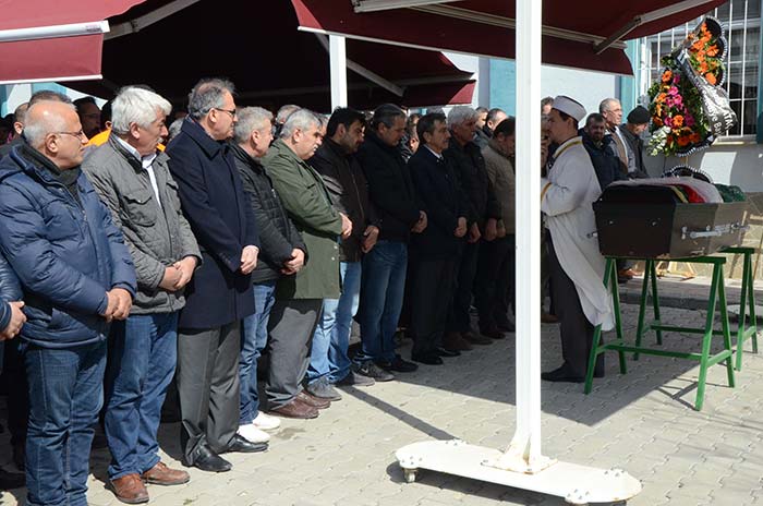 Kütahya'da dün bir binanın 6. katından düşerek hayatını kaybeden Eskişehirli Kader Mustafaoğlu (22), 8 Mart Dünya Kadınlar Günü'nde Eskişehir'de toprağa verildi. 