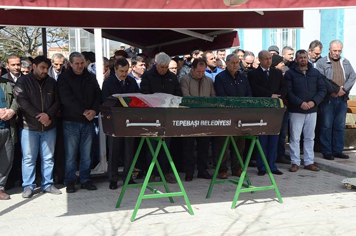 Kütahya'da dün bir binanın 6. katından düşerek hayatını kaybeden Eskişehirli Kader Mustafaoğlu (22), 8 Mart Dünya Kadınlar Günü'nde Eskişehir'de toprağa verildi. 