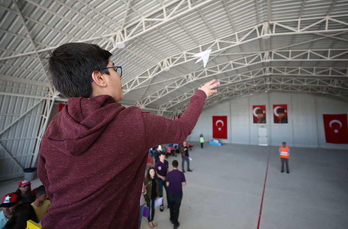 Eskişehir'in Sivrihisar ilçesindeki Uluslararası Sportif Havacılık Merkezi'nde 23 Nisan Ulusal Egemenlik ve Çocuk Bayramı etkinlikleri kapsamında çocuklar için "Kağıt Uçak Yarışması" düzenlendi.