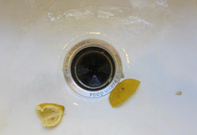 Limon kabukları ve su   Limon kabukları ile ovduğunuz lavabonuza bir miktar sıcak su dökerek hem kötü kokulardan kurtulmuş olursunuz. Hem lavabolarınızı parlatın hem de kötü kokulardan kurtulun.  Fotoğraf: Rootsimple