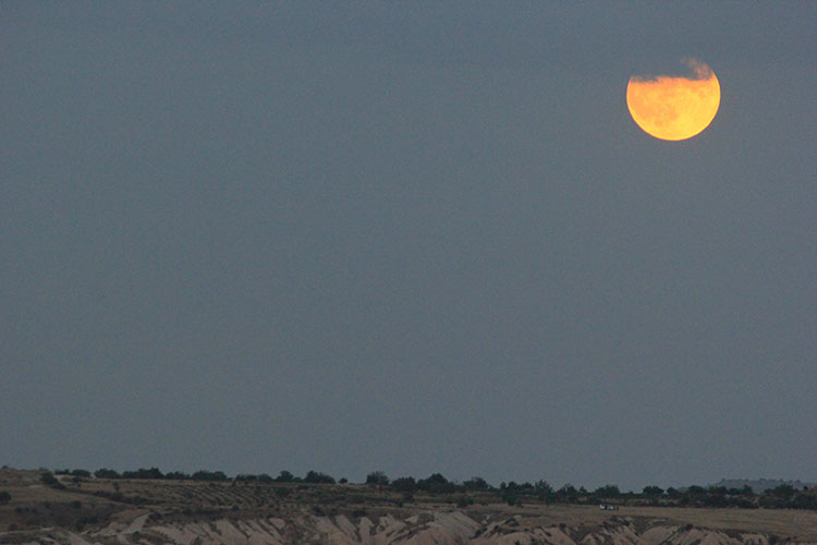 Yüzyılın en uzun süreli tutulması olarak değerlendirilen Kanlı Ay tutulması merakla izlendi.
