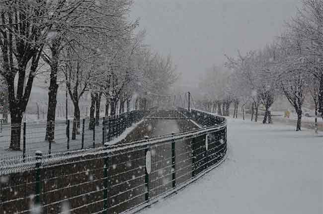 İlçede sabah saatlerinde başlayan yoğun kar yağışı, kısa sürede kenti beyaza bürüdü.