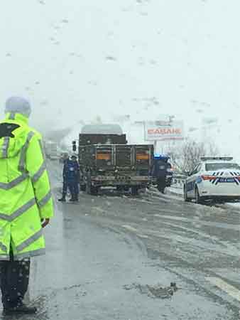 Eskişehir-Bozüyük karayolunda yaşanan kazalar nedeniyle yol zaman zaman kısa süreli olarak trafiğe kapandı. 