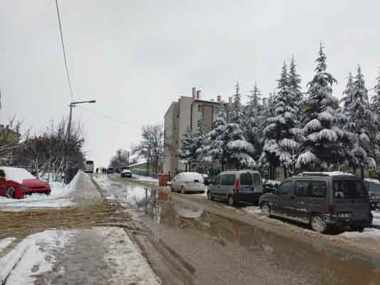 Meteorolojinin günler öncesinden kar yağışı tahmini dün itibariyle Eskişehir’de etkili olmaya başladı. 