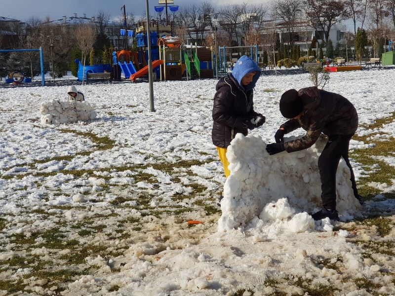 Eskişehir'de kar yağışı sebebiyle okulların tatil edilmesini fırsat bilen öğrenciler, beyaz örtünün tadını doyasıya çıkardı. 