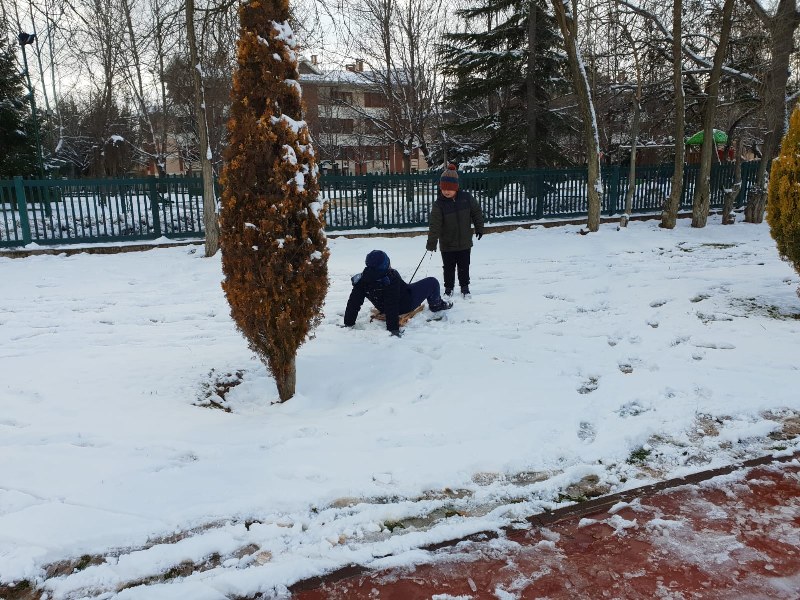 Eskişehir'de kar yağışı sebebiyle okulların tatil edilmesini fırsat bilen öğrenciler, beyaz örtünün tadını doyasıya çıkardı. 