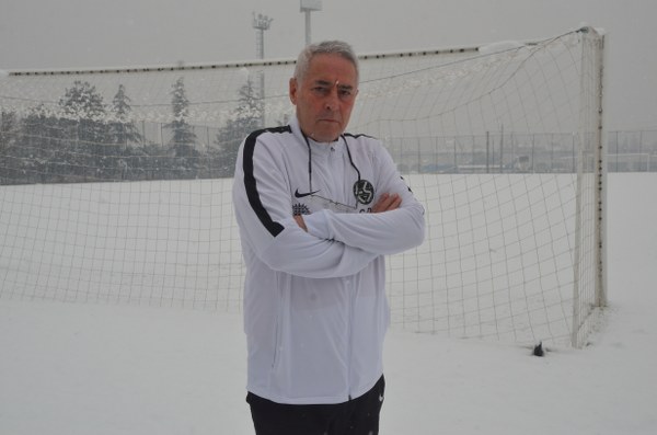 Eskişehir'de dün etkili olan kar yağışı hayatı olumsuz etkilerken Eskişehirspor da bundan nasibini aldı