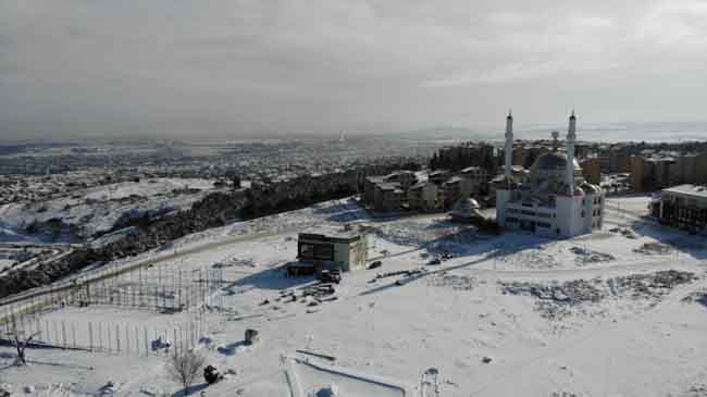 Yaklaşık 1 haftadır beyaz örtüyle kaplanan Eskişehir’de, kar manzaraları mavi gökyüzüyle birleşti.
