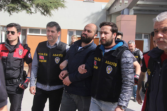 Eskişehir Osmangazi Üniversitesi Eğitim Fakültesinde 4 kişiyi öldüren öğretim görevlisi Volkan Bayar ile eşi Saadet Aylin Bayar sağlık kontrolünün ardından adliyeye sevk edildi. 