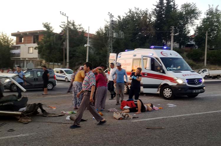 Muğla'nın Seydikemer ilçesinde iki otomobil kafa kafaya çarpıştı. Otomobillerden biri ortadan ikiye bölünürken, kazada 4 kişi yaralandı. 