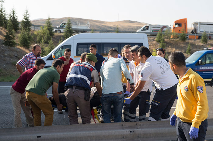 Eskişehir-Ankara karayolunda yolcu otobüsünün köprü ayağına çarpması sonucu ilk belirlemelere göre 5 kişi öldü, çok sayıda kişi yaralandı.İzmir'den Ankara'ya gelen Uğur Durmaz'ın kullandığı 53 DJ 338 plakalı yolcu otobüsü, Ankara'ya 35 kilometre kala Ballıkuyumcu mevkisinde kontrolden çıkarak köprü ayağına çarptı. Kazada ilk belirlemelere göre 5 kişi yaşamını yitirdi, çok sayıda kişi yaralandı. Kazayı haber alan bazı yolcu yakınları olay yerine gelerek bilgi almaya çalışırken gözyaşları içinde kurtarma çalışmalarını izledi.