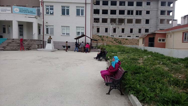 Odunpazarı Belediyesi, Seyitgazi’den gelen istek doğrultusunda okula bank, kamelya ve oyun grubu yaptı. Belediye malzemeleri yerleştirdi, çocuklar üç gün kullandı.
