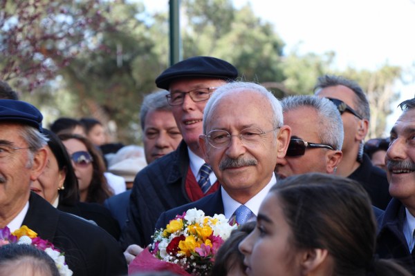 Kılıçdaroğlu’nun halkı selamladığı yürüyüşe yüzlerce kişi katılırken, zaman zaman yürümekte zorluklar yaşandı. Yürüyüşün ardından Kılıçdaroğlu, kentten ayrıldı. 