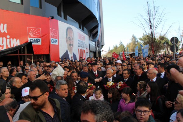 CHP lideri Kemal Kılıçdaroğlu, Eskişehir’de Bahar Yürüyüşü’ne katıldı. 