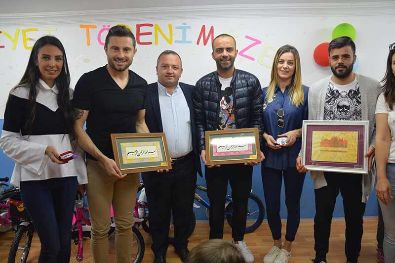 Eskişehirsporlu futbolcular, "Kucak dolusu hayaller" projesi kapsamında Seyitgazi'de bulunan Kırka Atatürk İlkokulu'nun misafirleri oldular.
