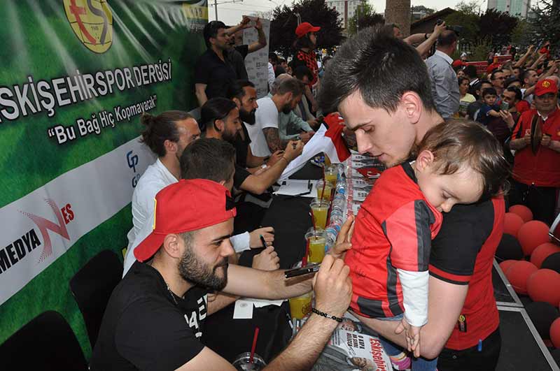 TFF 1. Lig ekiplerinden Eskişehirspor'un teknik direktörü Mustafa Denizli ve futbolcular, Eskişehirspor dergisini imzaladı, taraftarlarla hatıra fotoğrafı çektirdi.