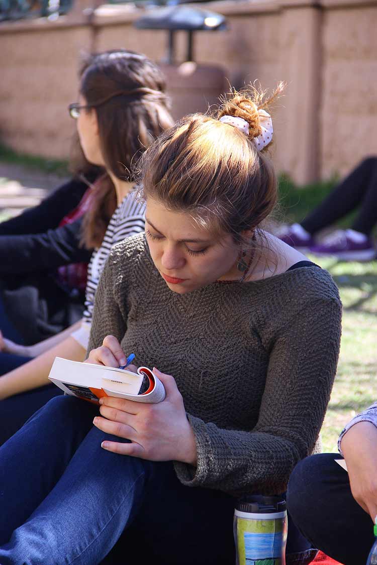 Eskişehir’de sosyal medya üzerinde örgütlenen onlarca kişi, Porsuk Çayı kenarında kitap okuyarak güzel ve güneşli havanın keyfini çıkardı. 