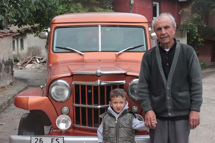  Eskişehir’de 64 yaşındaki klasik otomobil sevdalısı Turgut Ilgın, 1953 model Willys marka kamyonetine gözü gibi bakıyor.  Klasik otomobil tutkunu oto elektrik ustası Turgut Ilgın, 65 yıllık kamyonetini yaklaşık 15 yıl önce bir köyden satın aldı.