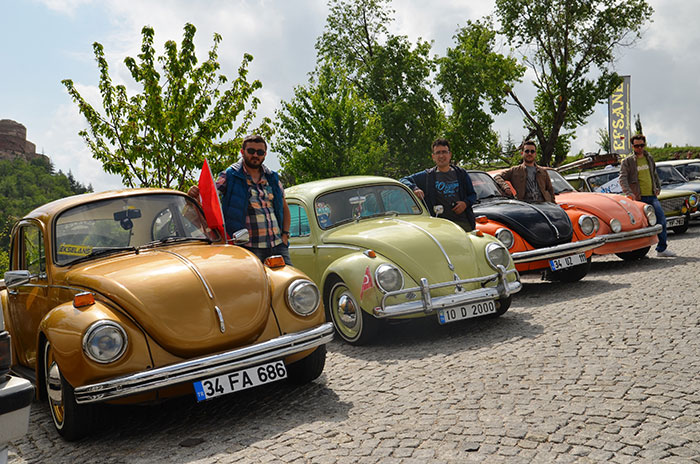 Kütahya'da, bu yıl ilki düzenlenen Klasik Otomobil Etkinliğine Ankara, Konya, Eskişehir başta olmak üzere Türkiye'nin birçok kentinden klasik otomobil sahipleri bir araya geldi.