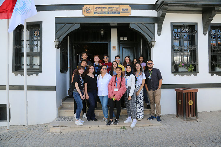 Türk Kültür Vakfı ile AFS Gönüllüleri Derneği tarafından, Türkiye gençliğine kültürünü yaşayarak öğrenme fırsatı sunmak amacıyla düzenlenen Türkiye Kardeşleri Yurt İçi Değişim Programı kapsamında Eskişehir’e gelen öğrenciler Odunpazarı’nı gezdi.