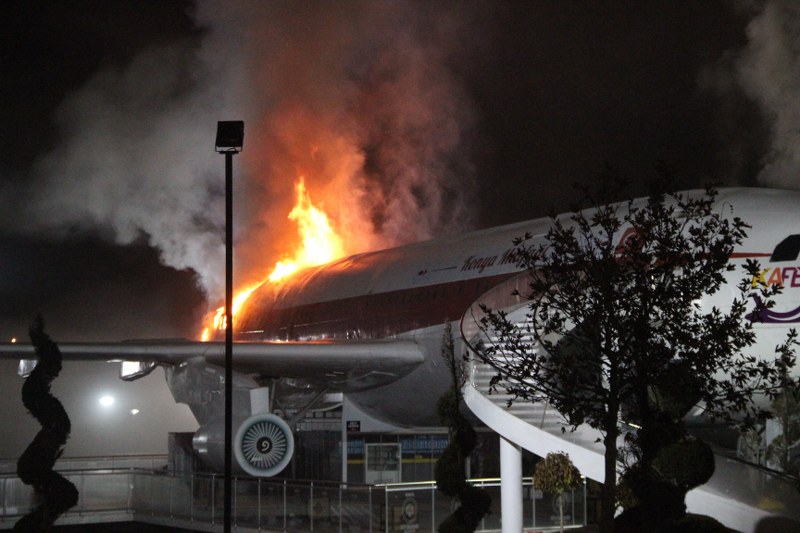 Parkta bulunan ve restoran olarak hizmet veren Airbus A300 tipi uçakta yangın çıktı. 