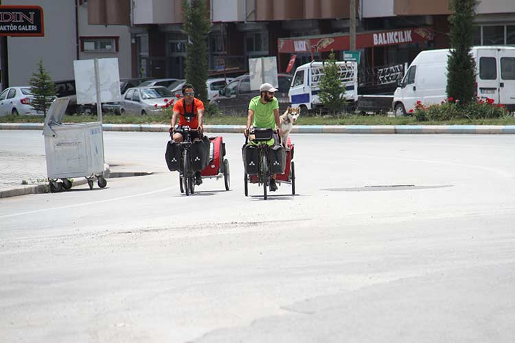 Çektikleri banka kredisi ile köpekleri Eska ile birlikte “2 Pedal, 4 Pati” sloganıyla Türkiye turuna çıkan iki bisikletsever, Konya'nın Beyşehir ilçesinde mola verdi. 