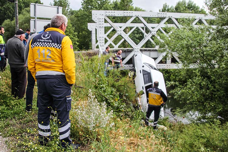 Kütahya'nın Domaniç ilçesinde, devrilerek bir derenin üzerindeki köprünün korkuluklarında asılı kalan otomobilin sürücüsü ile araçtaki babası kurtarıldı. 
