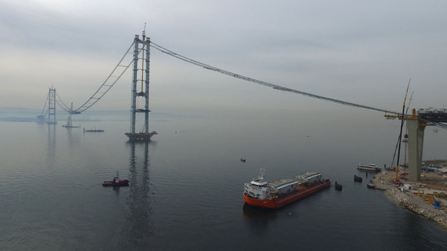 Gebze-Orhangazi-İzmir otoyol projesinin en önemli bölümü olan İzmit Körfez Geçiş Köprüsü inşaatı tüm hızıyla sürüyor. Körfez Köprüsünde 275 metrelik bölüm tamamlandı.