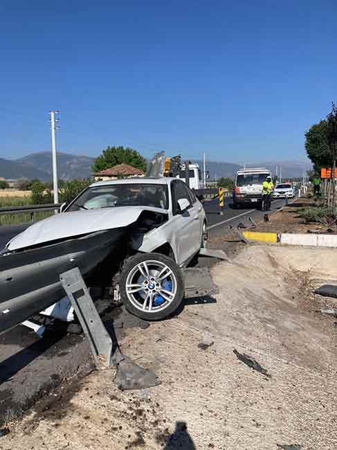 E. T. (43) idaresindeki 34 plakalı otomobil, Afyonkarahisar- Konya kara yolu Altuntaş Mahallesi mevkisinde sürücünün direksiyon hakimiyetini kaybetmesi sonucu refüje çıktı