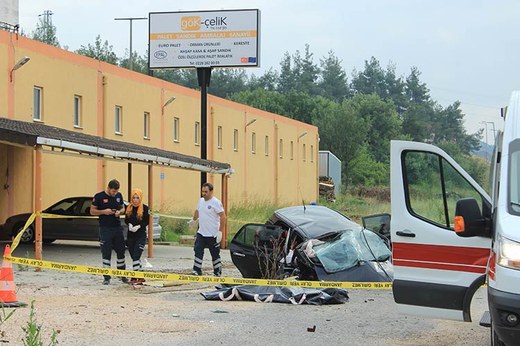 Bilecik’de meydana gelen trafik kazasında biri bebek 3 kişi hayatını kaybetti. Korkunç kazada 1'i bebek 3 kişi öldü