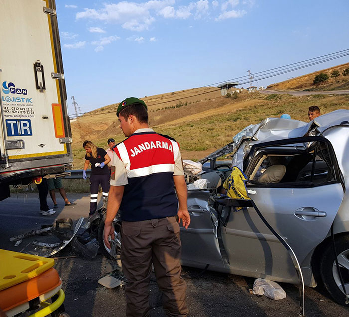 Afyonkahisar’ın Sandıklı ilçesinde meydana gelen trafik kazasında, tıra arakadan çarparak parçalanan otomobilde 2 kişi öldü, 2 kişide yaralandı. 