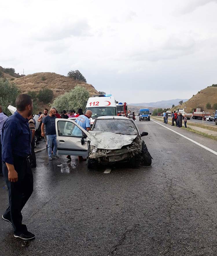 Ankara'nın Kızılcahamam ilçesinde dün akşam meydana gelen ve 2 kişinin olay yerinde yaşamını yitirdiği kazada ölenlerin sayısı 4'e yükseldi.