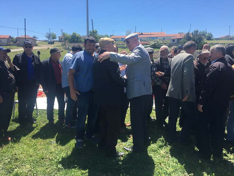 Odunpazarı Belediye Başkanı Av. Kazım Kurt, kırsal mahallelerde düzenlenen yağmur ve şükür dualarına katılmaya devam ediyor. 