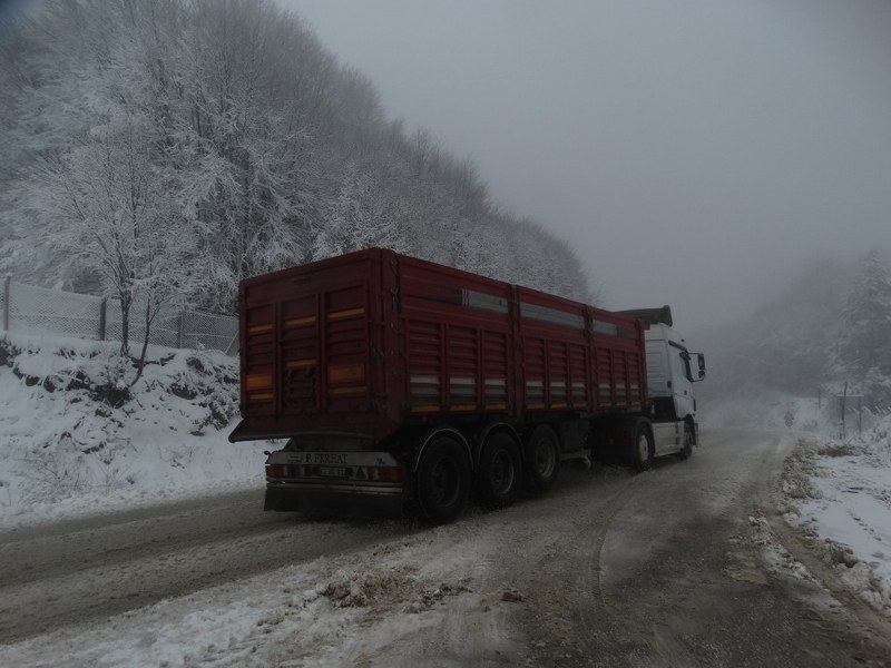 Domaniç-İnegöl karayolu Kocayayla geçidinde dün akşam saatlerinde başlayan kar yağışı, sürücülere zor anlar yaşattı. 