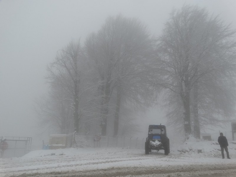 Karayolları ekipleri bölgede buzlanmaya karşı çalışma yaparken, trafik ekipleri sürücüleri dikkatli olmaları konusunda uyarıyor.