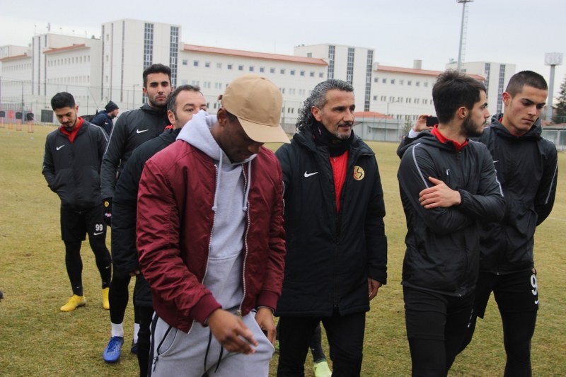 Teker teker oyunculara veda eden Eskişehirspor Teknik Direktörü Fuat Çapa’nın son derece duygusal olduğu da gözlemlendi. 
