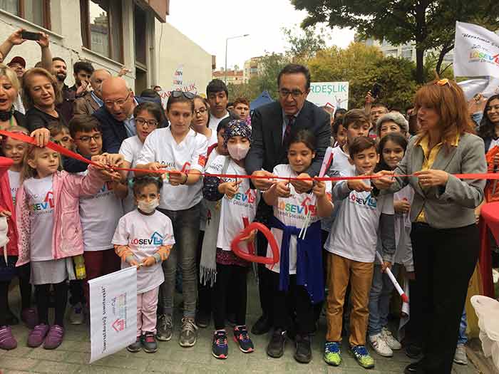 “Hayatımız Çocuklarımız” sloganıyla yola çıkan LÖSEV, düzenlediği kortej yürüyüşünün ardından Eskişehir ofisinin açılışını yaptı.