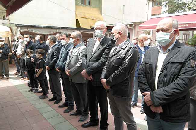 Koronavirüsten hayatını kaybeden Eskişehir eski milletvekili Mail Büyükerman, kılınan cenaze namazının ardından defnedilmek üzere Eskişehir Asri Mezarlığına uğurlandı.
