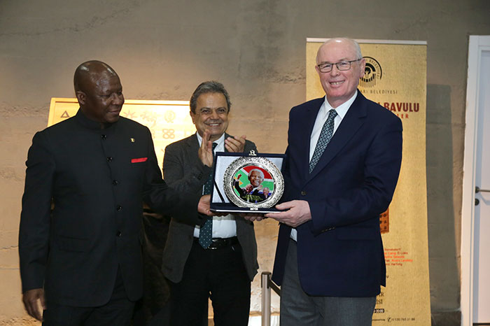Dünyanın dört bir yanını gezen ‘Mandela'nın Bavulu ve Dünyadan Renkler’ Resim sergisinin açılışı Odunpazarı Belediyesi Çağdaş Sanatlar Galerisi’nde gerçekleşti. Sergi, üç kıtadan 13 uluslararası sanatçıya ait litografilerden oluşuyor.