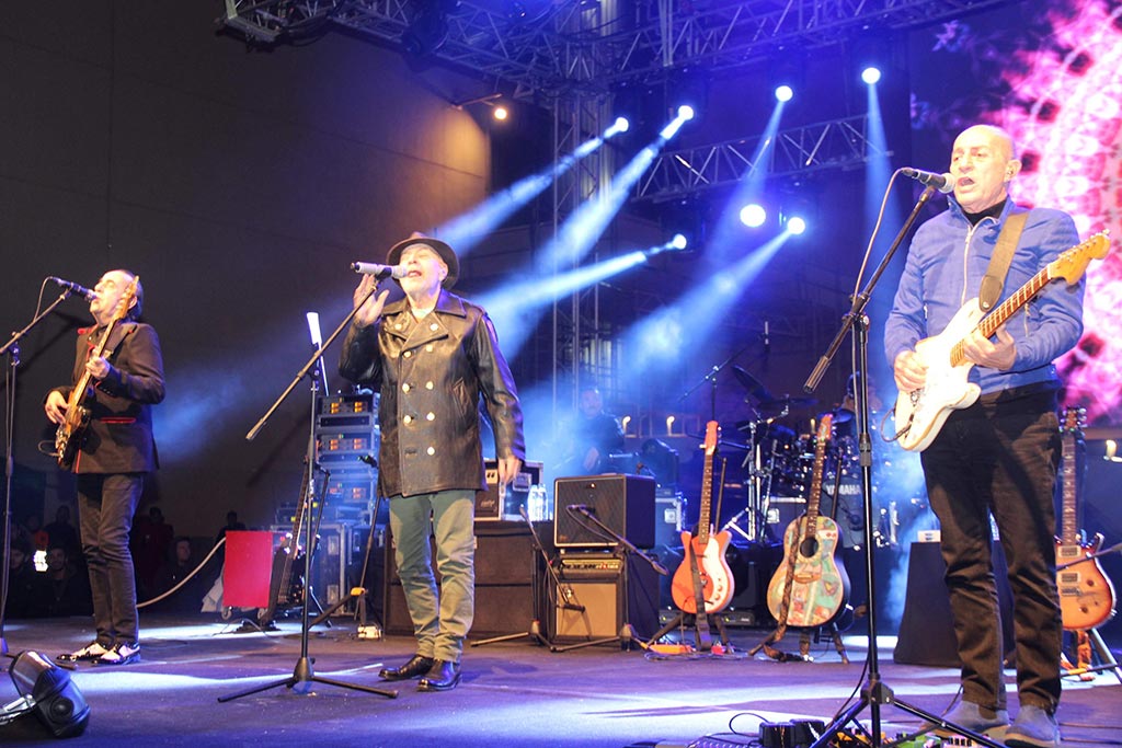Eskişehir’de ünlü müzik grubu MFÖ konser verdi. Binlerce kişinin alanı dolduğu konserde, efsane isimler haline gelen Mahsar Alanson, Fuat Güneri ve Özkan Uğur birbirinden güzel şarkılarını Eskişehirliler için söyledi. 